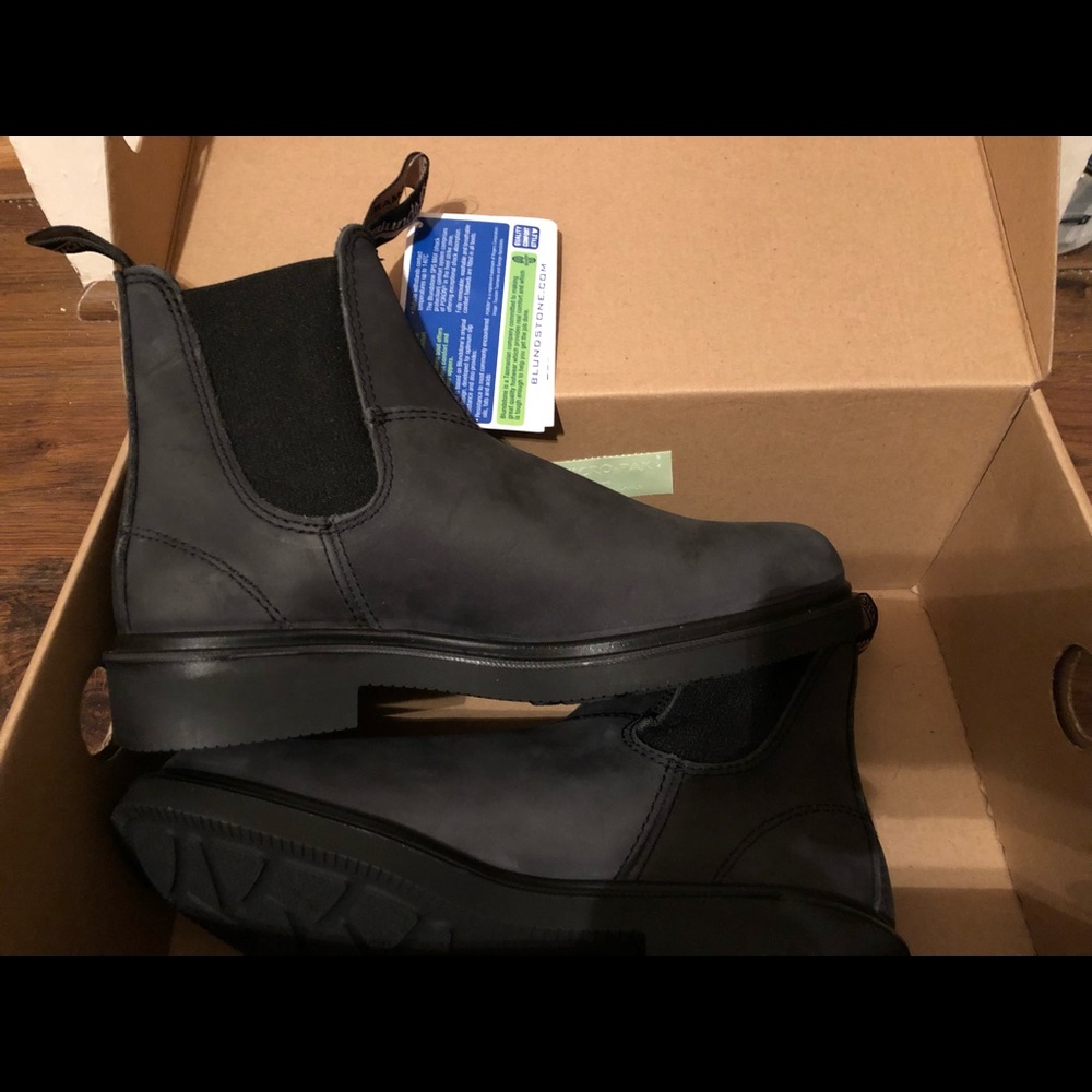 Size 7 black Blundstone boots